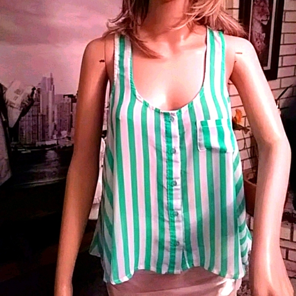 Pistachio and white top๐๐ - Picture 1 of 3